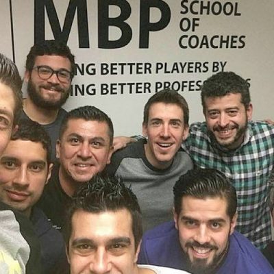 El entrenador, ¡ese león que puede sumar su fuerza de niño!