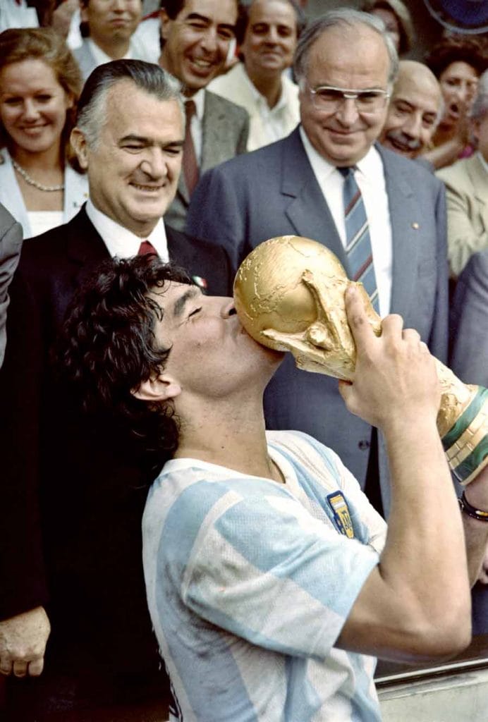 maradona7 ETERNAL DIEGO: A 10-PHOTO TRIBUTE TO THE BEST '10' OF ALL TIME MBP School of coaches