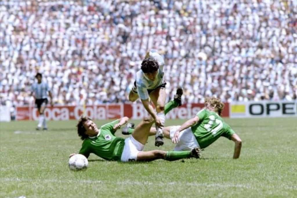 maradona9 ETERNAL DIEGO: A 10-PHOTO TRIBUTE TO THE BEST '10' OF ALL TIME MBP School of coaches