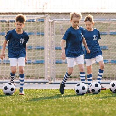 Par quelles périodes de développement un joueur de football passe-t-il ?