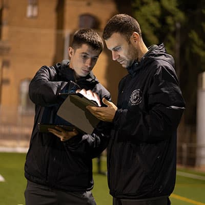 En el fútbol de alto rendimiento, cada vez los cuerpos técnicos disponen de menos sesiones de entrenamiento debido a la alta frecuencia de partidos. Así, nos queda poco tiempo para desarrollar fundamentos individuales y colectivos que pueden marcar la diferencia en la evolución táctica del jugador y del equipo. Ahí se abre la ventana de oportunidad para una nueva profesión en el mundo del fútbol, y que hasta entonces, pocos estudian y están preparados para afrontarla: el analista de rendimiento individual.