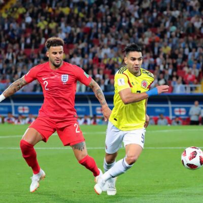 How should the full back behave in situations of equality or numerical inferiority?
