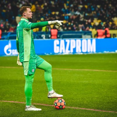 What objectives might a team have in a offensive goal kicks?
